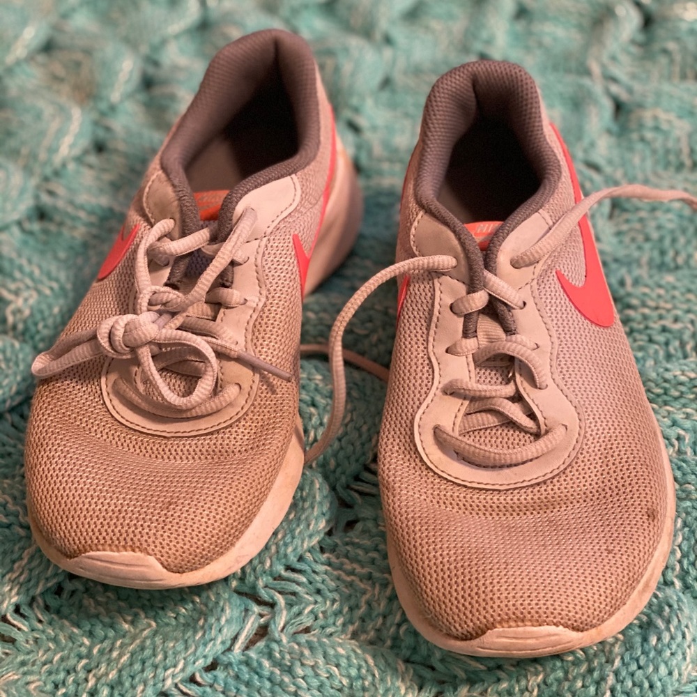 PLAY condition gray girl’s size 3Y Nike’s